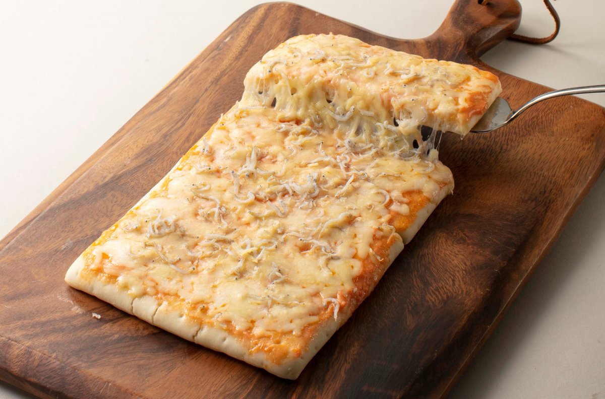 【シャトレーゼ】オーブンでそのまま焼けるピザしらす明太チーズ
4月に新発売したのですがもう召し上がりましたか？

お【22/05/17】