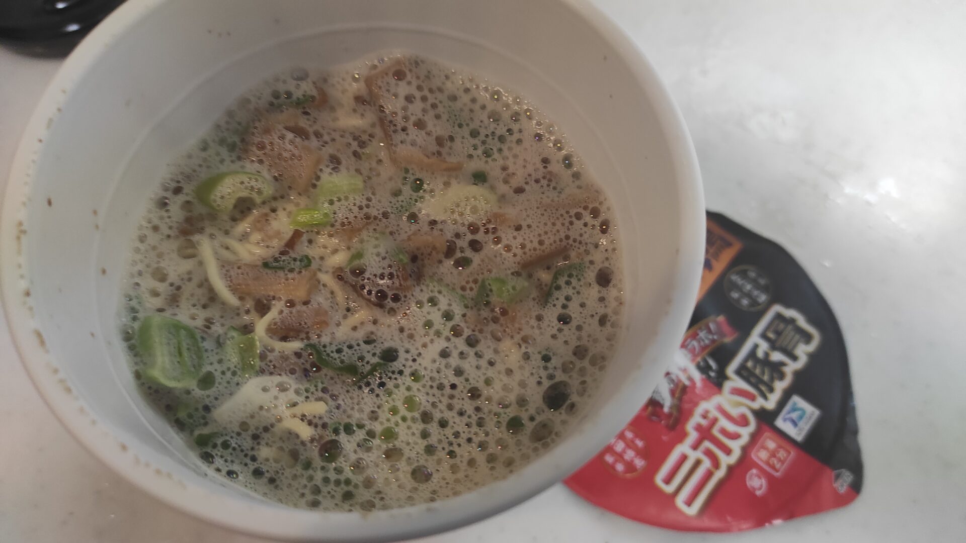夜食 凄い煮干し凪 ラーメン海鳴コラボ ニボい豚骨 しょっぱいセメント系 ニボ旨 俺ノランキング