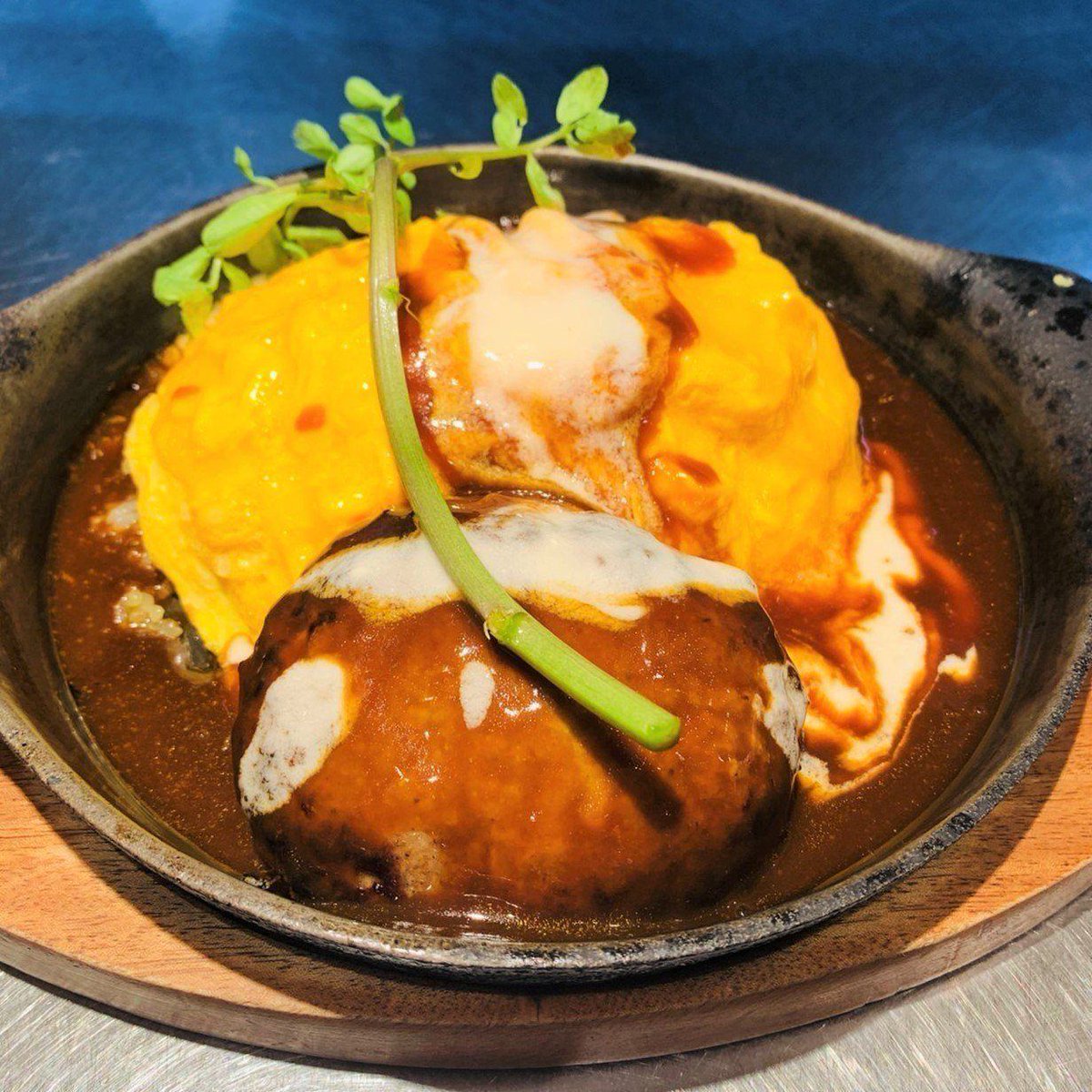 オムライスのラケル オムライスの上に 乗った葉っぱ クレソン も 食べられますよー とろ り卵の デミグラス 22 07 26 ラケル 俺ノランキング